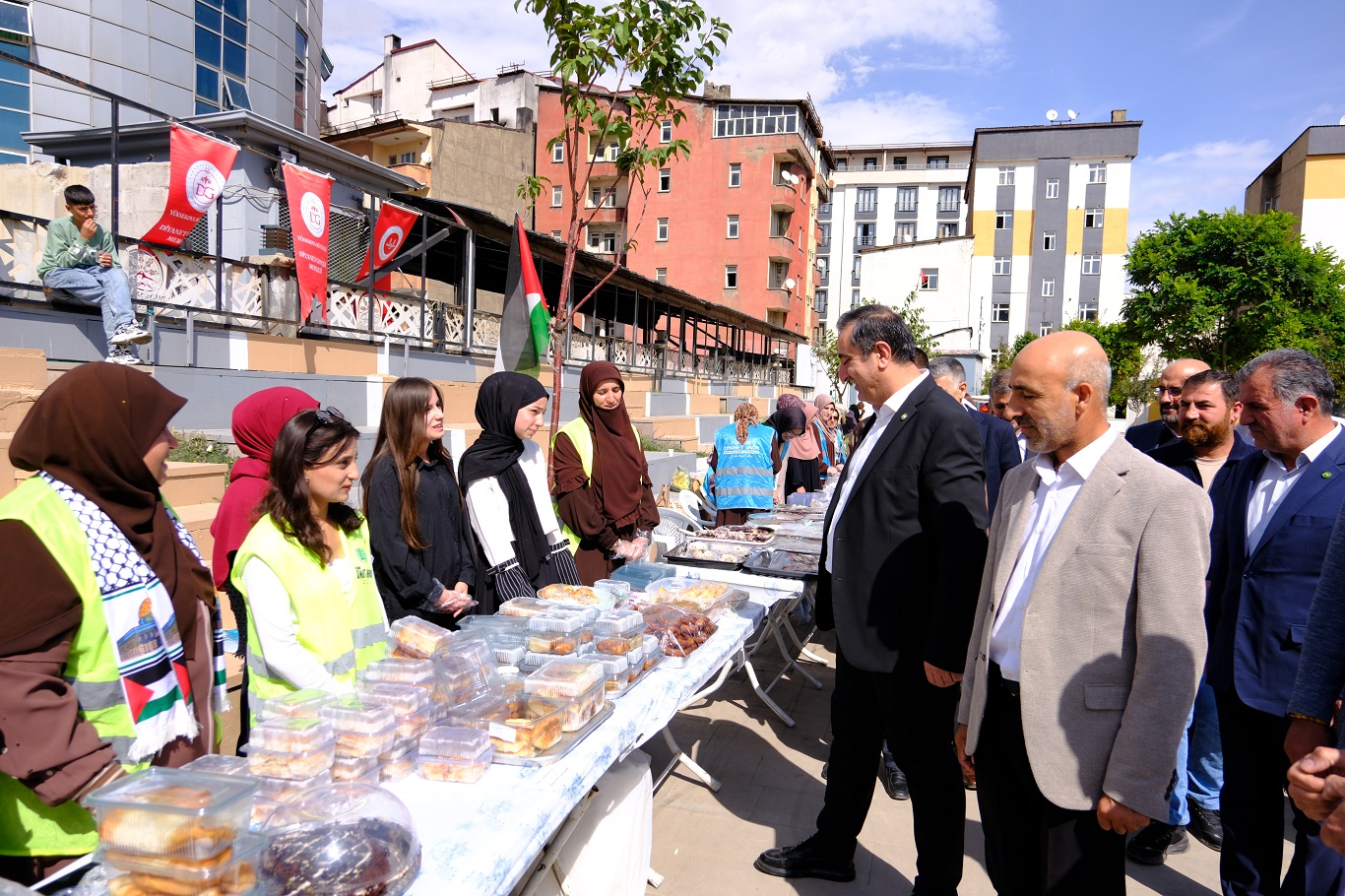 HÜDA PAR Milletvekili Serkan Ramanlı Yüksekova kermes ziyareti