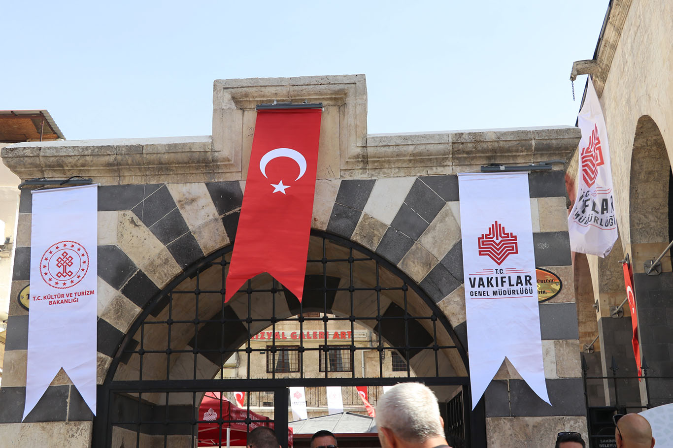 Gaziantep'te depremde hasar gören Tahtani Camii ibadete açıldı