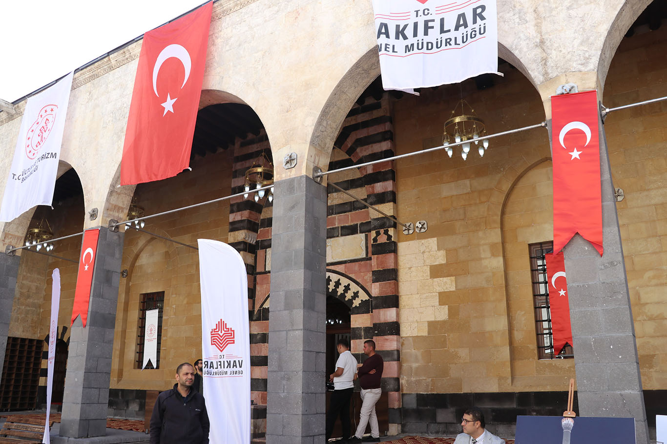 Gaziantep'te depremde hasar gören Tahtani Camii ibadete açıldı