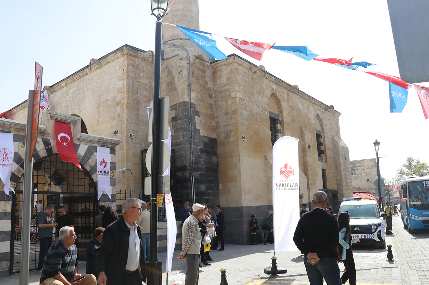 Gaziantep'te depremde hasar gören Tahtani Camii ibadete açıldı