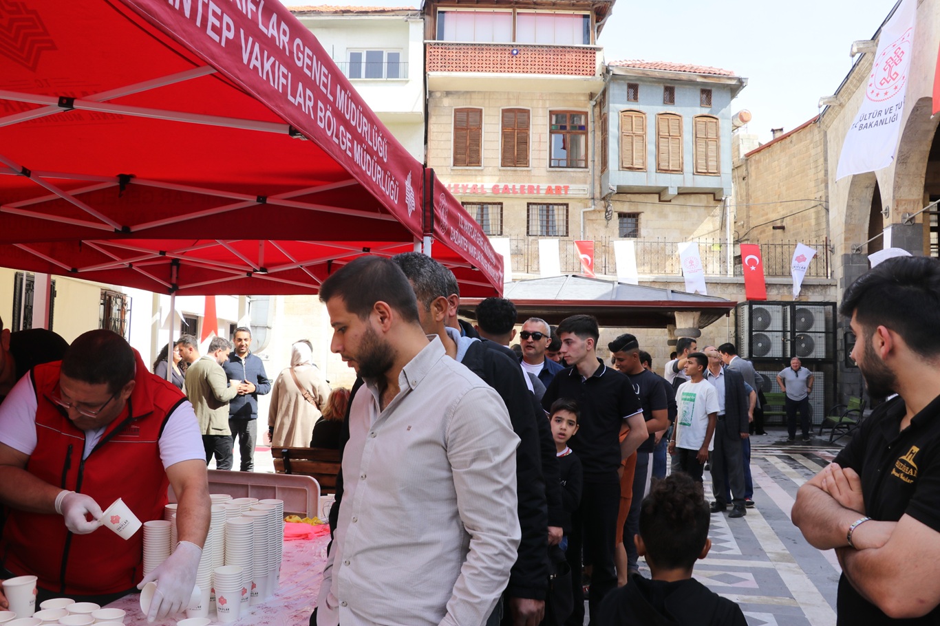 Tahtani Camii'nin açılması cemaat ve esnafı sevindirdi