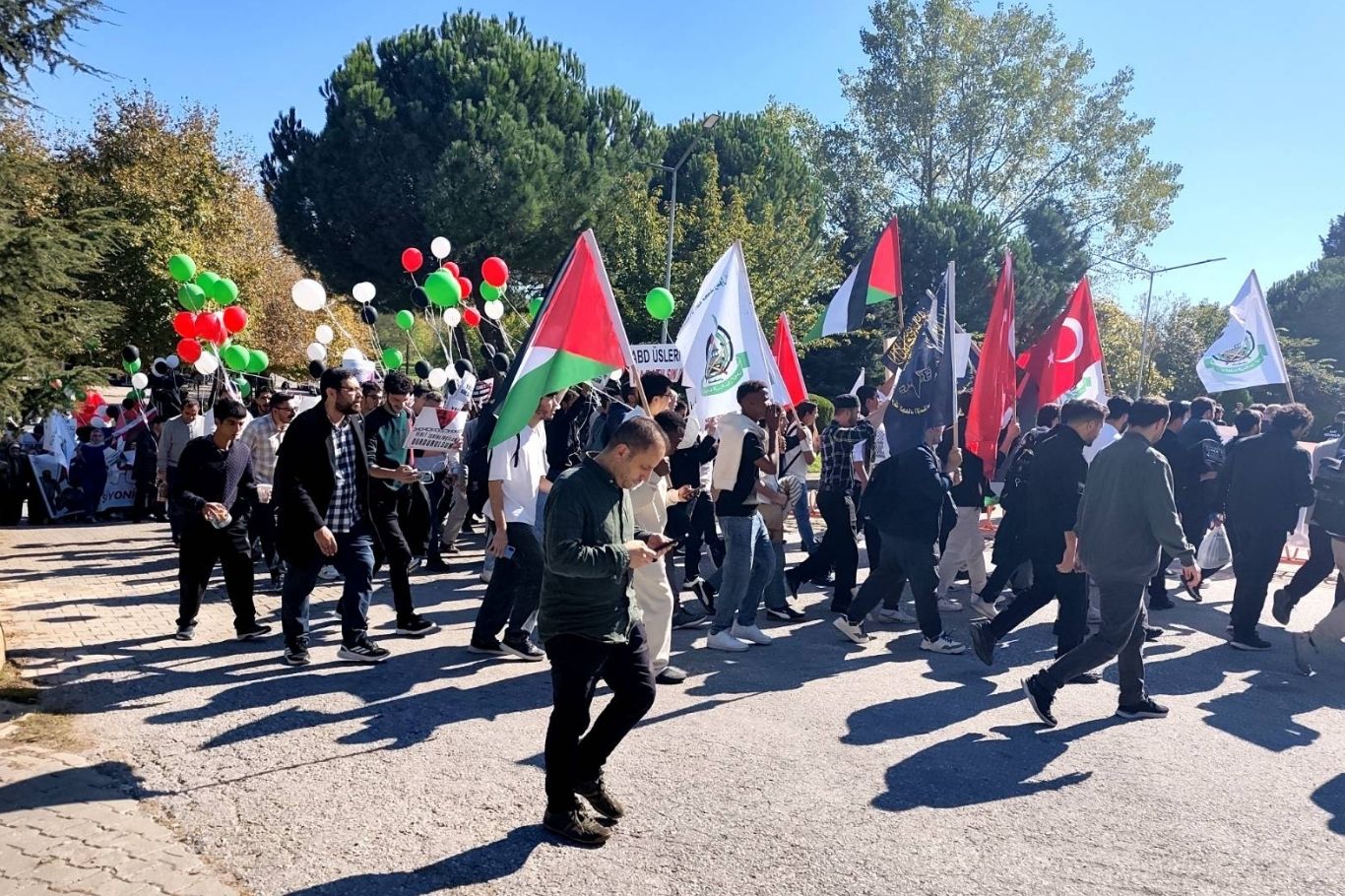 Sakarya'da Aksa Tufanı'nın 3'üncü yıl dönümünde üniversiteli gençler Gazze için yürüdü