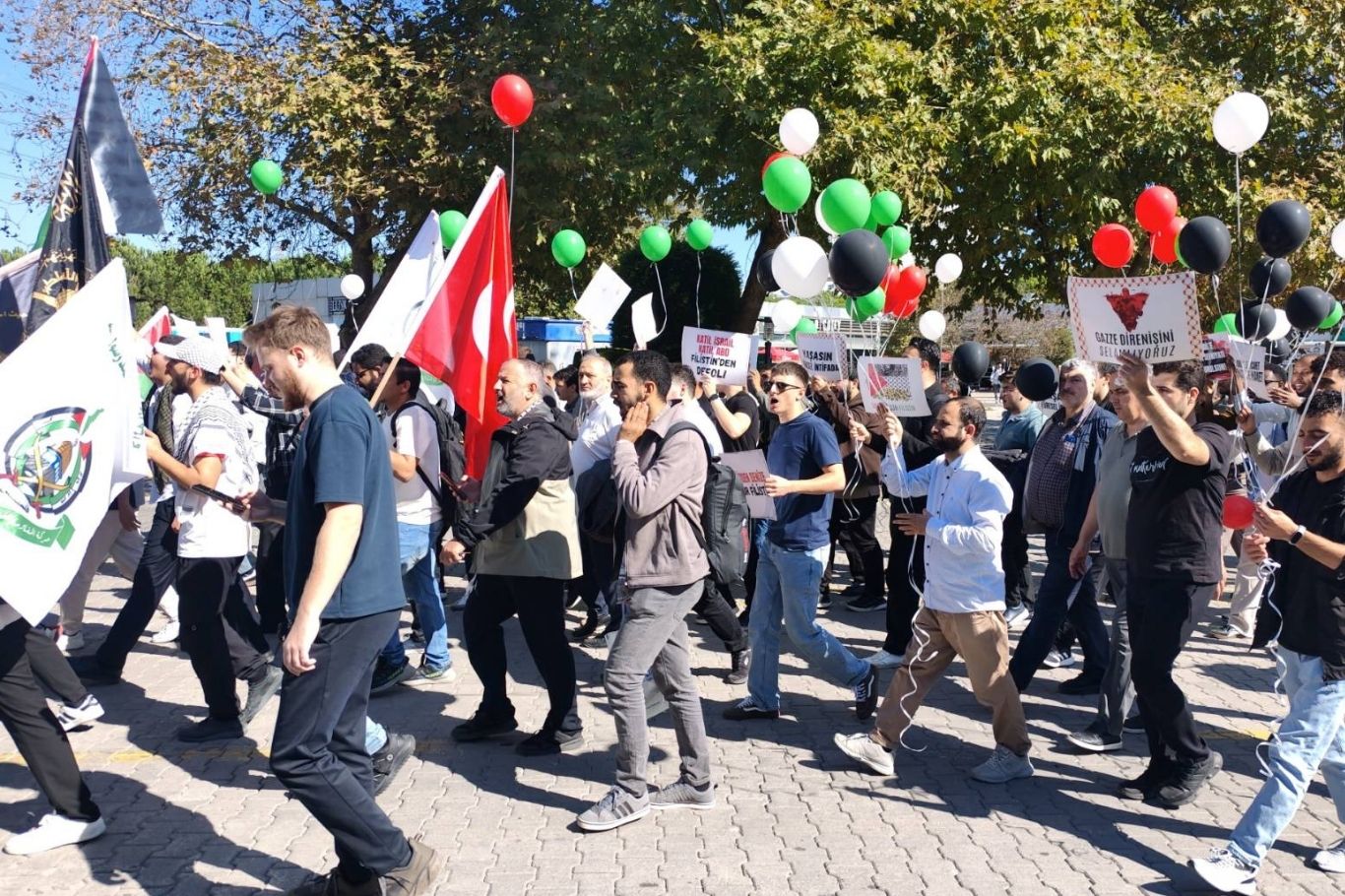 Sakarya'da Aksa Tufanı'nın 3'üncü yıl dönümünde üniversiteli gençler Gazze için yürüdü