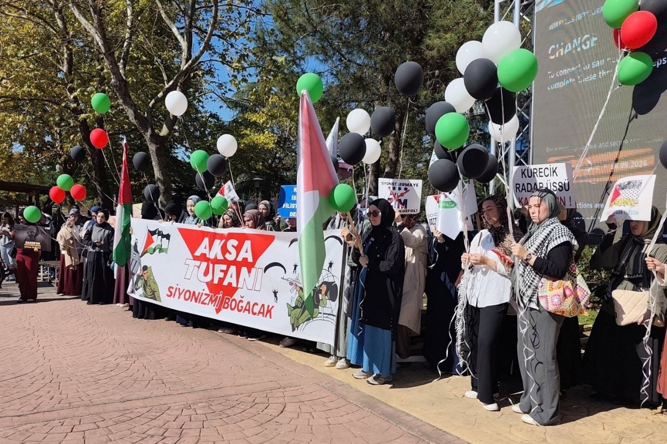 Sakarya'da Aksa Tufanı'nın 3. yıl dönümünde üniversiteli gençler Gazze için yürüdü