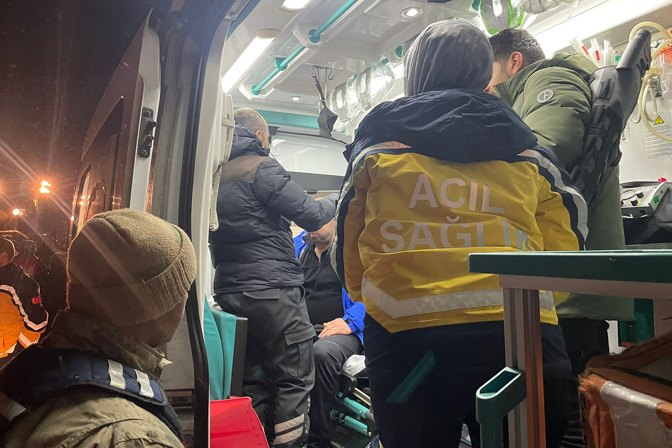 Ağrı'nın Eleşkirt ilçesinde yaşanan çığda mahsur kalan 4 personeli kurtardı