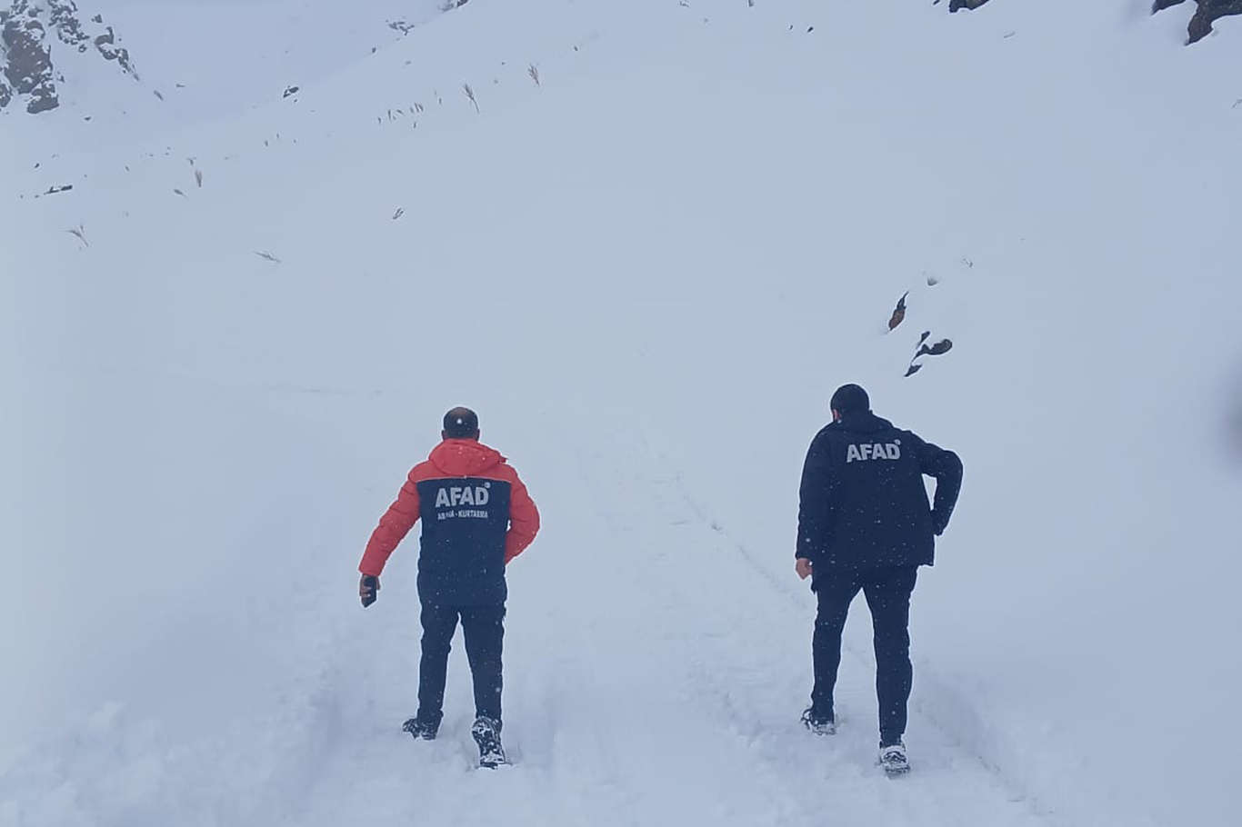 Ağrı'nın Eleşkirt ilçesinde yaşanan çığda mahsur kalan 4 personeli kurtardı