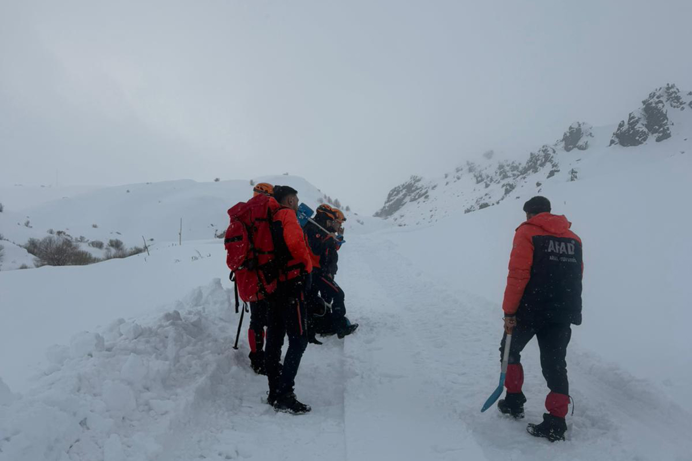 Ağrı'nın Eleşkirt ilçesinde yaşanan çığda mahsur kalan 4 personeli kurtardı