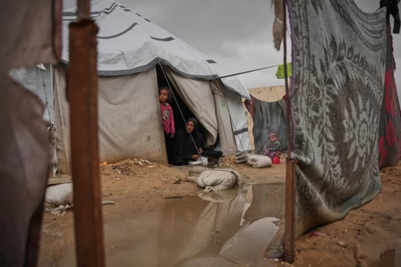Heavy rains flood tents of displaced families across Gaza - [İLKHA ...