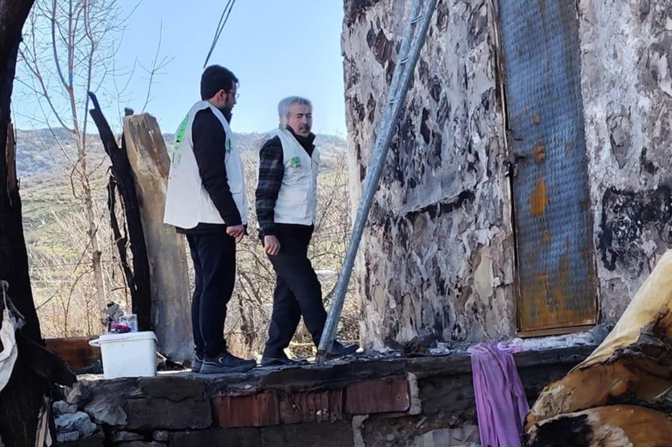 Hazro'da evi yanan aileye Umut Kervanı'ndan destek