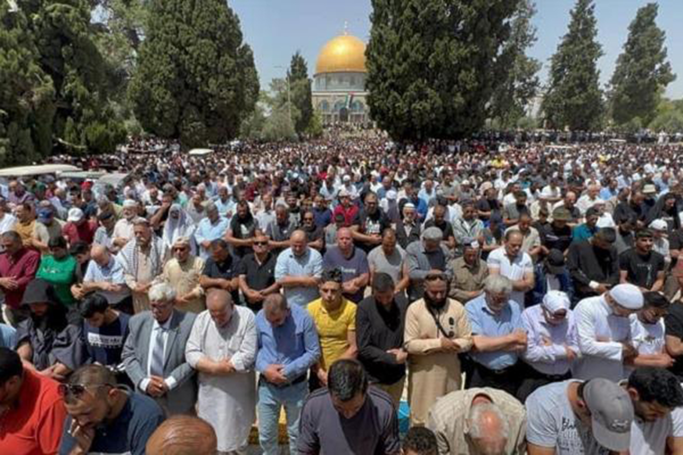 Thousands defy restrictions as Al-Aqsa reopens after 40 days of Israeli closure