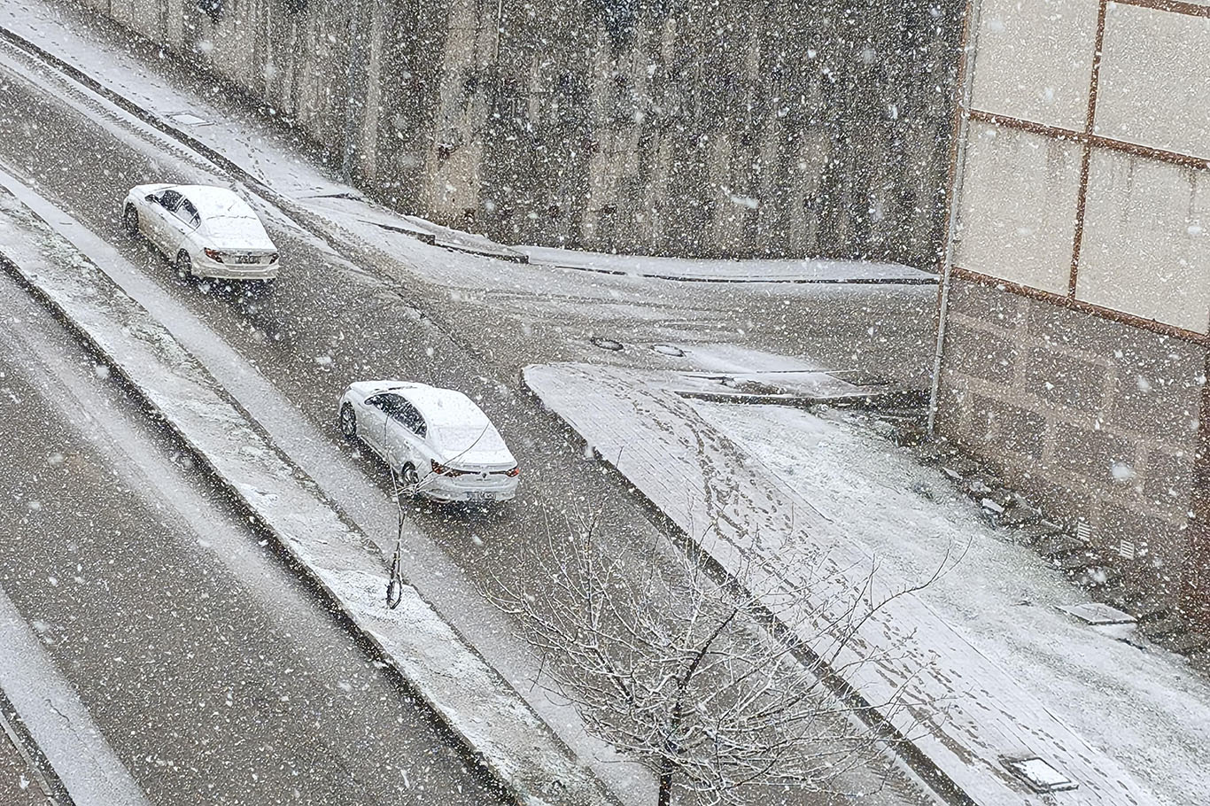Şırnak'ta yağan kar sonrası şehir beyaza büründü