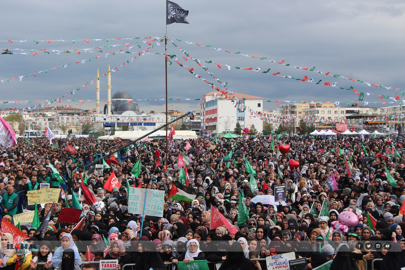 Islamic scholar urges Muslims to strengthen Islamic unity at Batman Mawlid