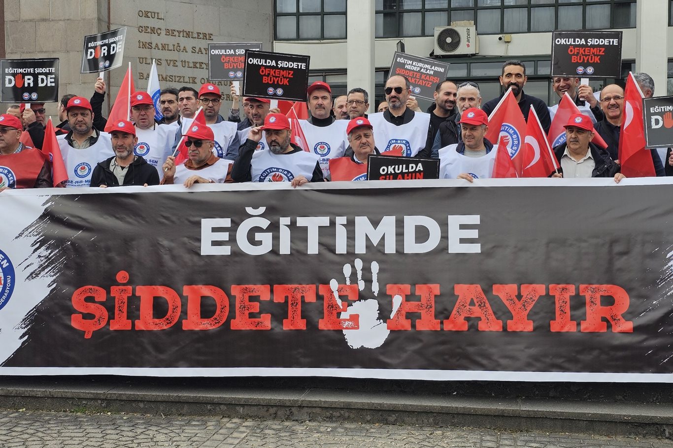 Bursa’dan Siverek'teki saldırıya tepki: Okulda şiddet istemiyoruz