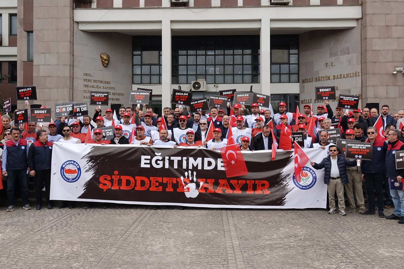 Bursa’dan Siverek'teki saldırıya tepki: Okulda şiddet istemiyoruz