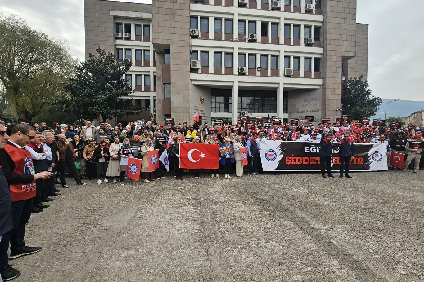 Bursa’dan Siverek'teki saldırıya tepki: Okulda şiddet istemiyoruz