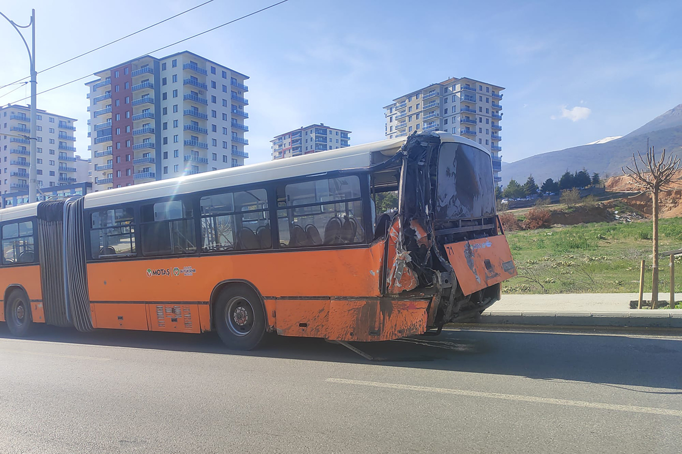 Malatya'da hafriyat kamyonu ile otobüs çarpıştı: 20 yaralı