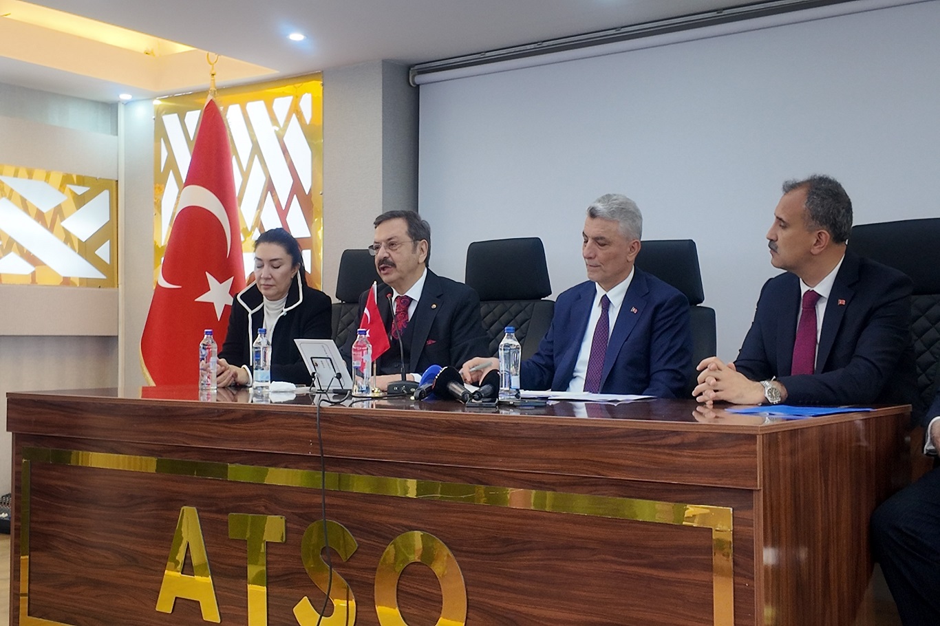 Ticaret Bakanı Bolat, yenilenen Gürbulak Sınır Kapısının açılışına katıldı