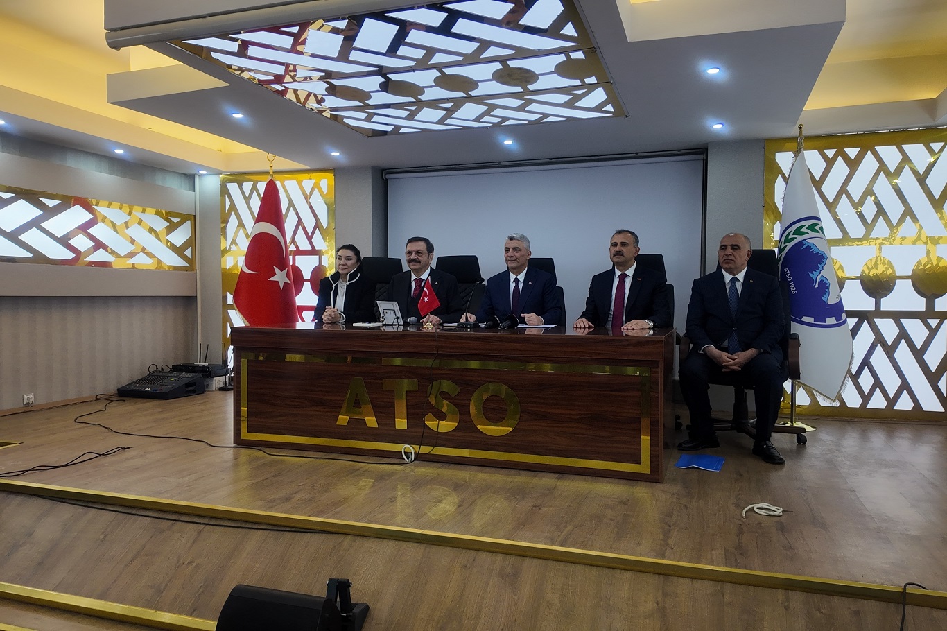 Ticaret Bakanı Bolat, yenilenen Gürbulak Sınır Kapısının açılışına katıldı