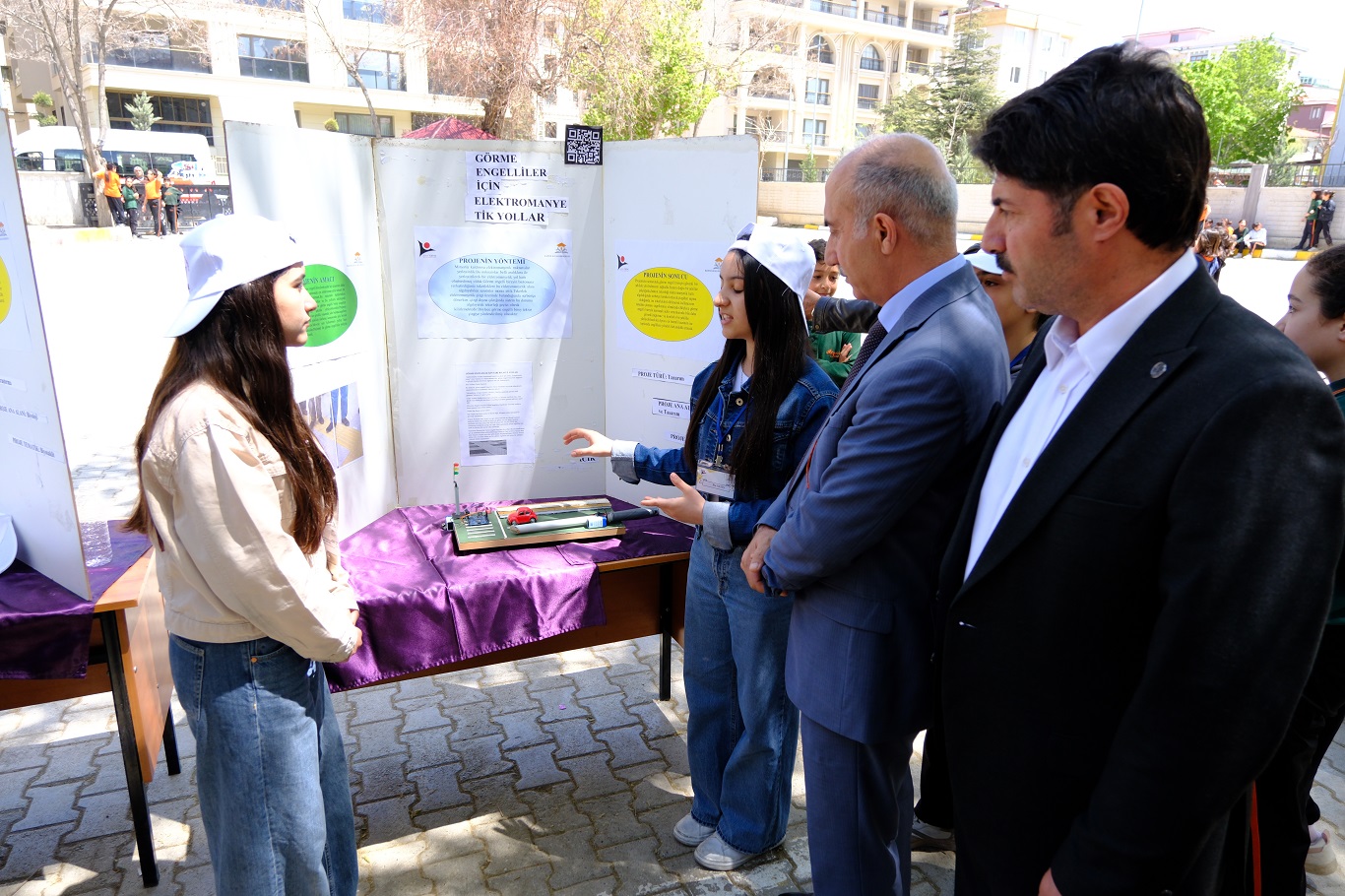 Van’da ‘TÜBİTAK 4006 Bilim Fuarı’ açıldı