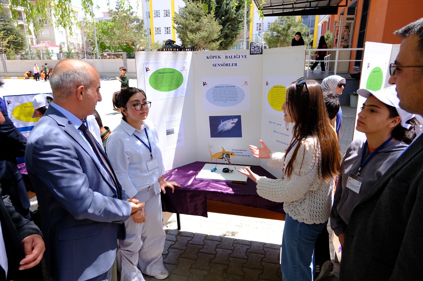 Van’da ‘TÜBİTAK 4006 Bilim Fuarı’ açıldı