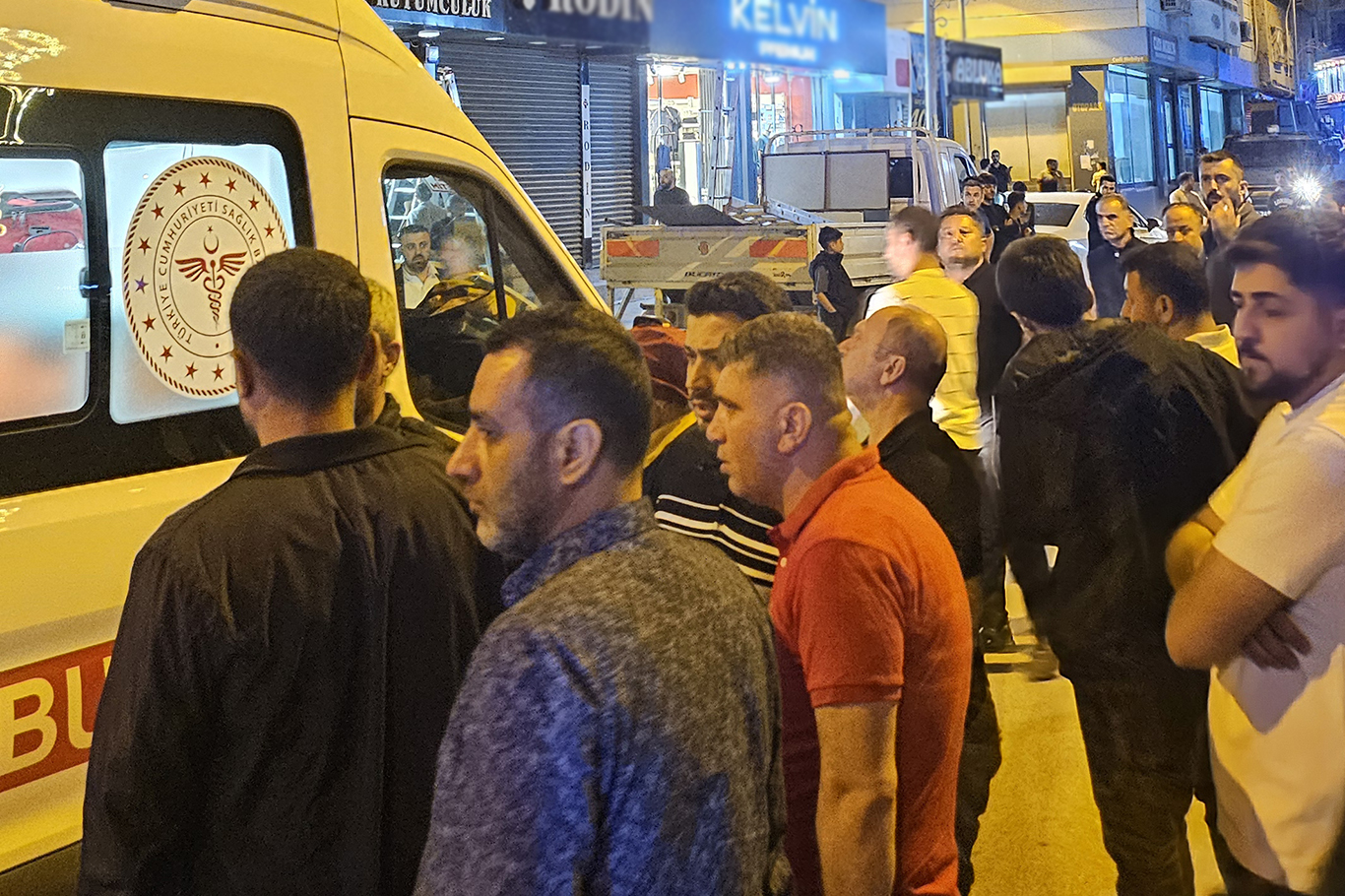 Cizre’de aile içi kavgada muhtar dahil 3 kişi silahla vuruldu!