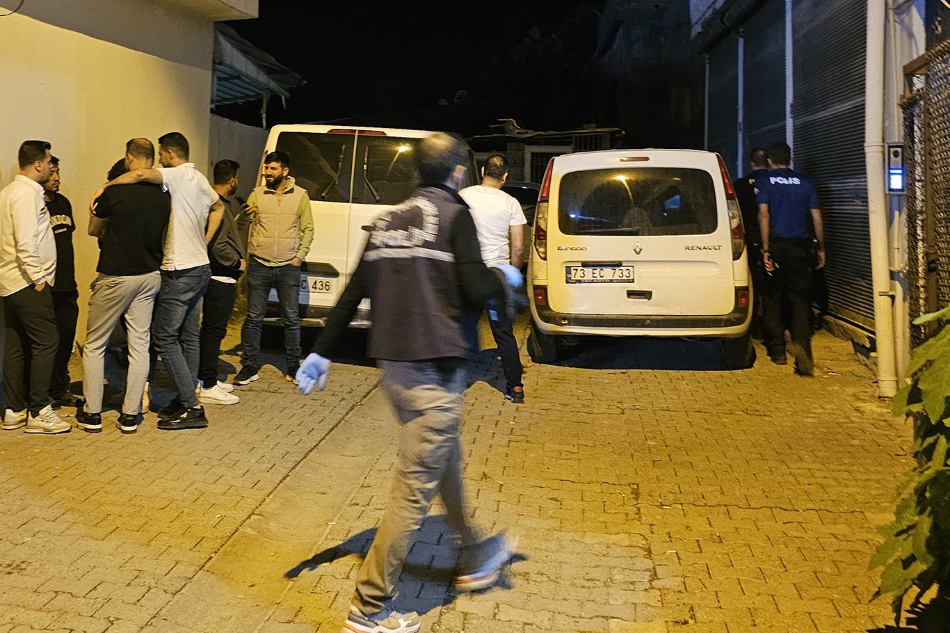 Cizre’de aile içi kavgada muhtar dahil 3 kişi silahla vuruldu!