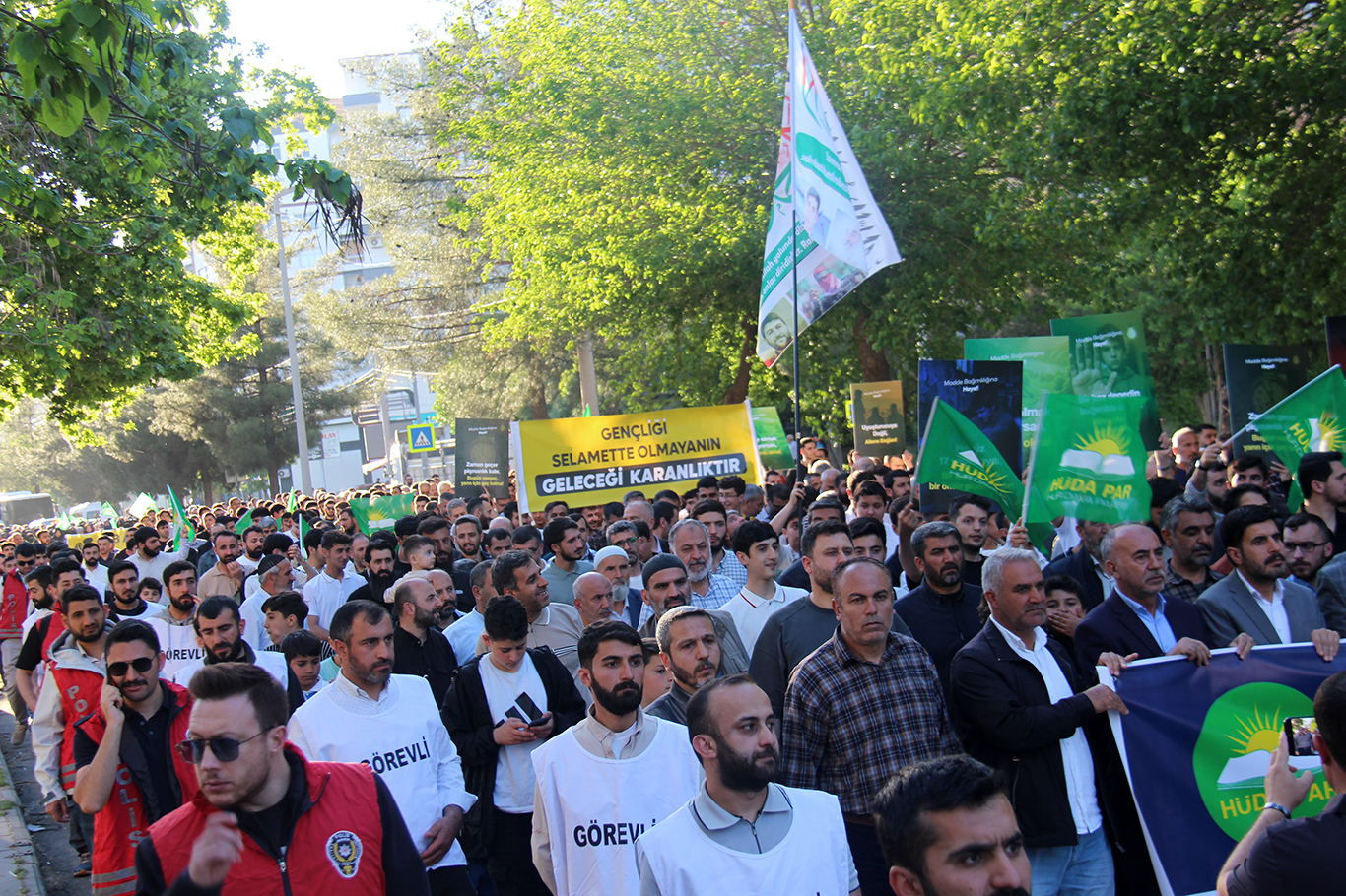 لقی گەنجانی هودا پار لە دیاربەکر ڕێپێوانێک لە دژی ئاڵوودەبوون بە ماددەی هۆشبەر ڕێکخست