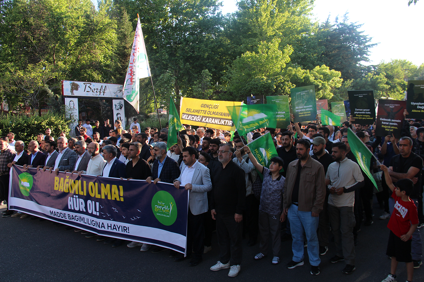 لقی گەنجانی هودا پار لە دیاربەکر ڕێپێوانێک لە دژی ئاڵوودەبوون بە ماددەی هۆشبەر ڕێکخست