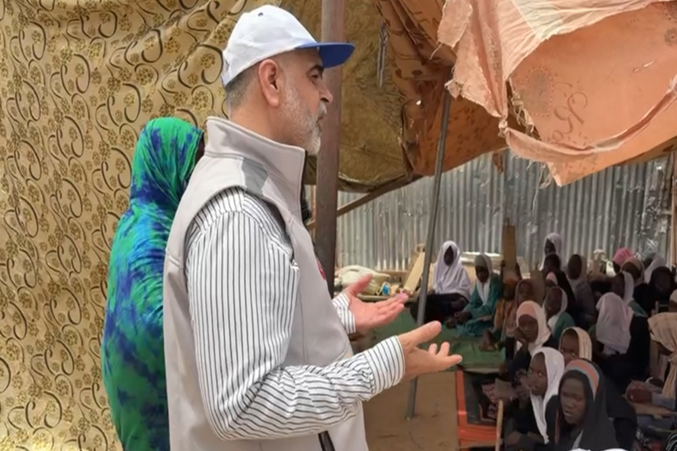 وەقفی یەتیمەکان لە وڵاتی چاد قورئانی کەریم بە سەر ٤٠٠ قوتابی مەدرەسە دابەش کرد