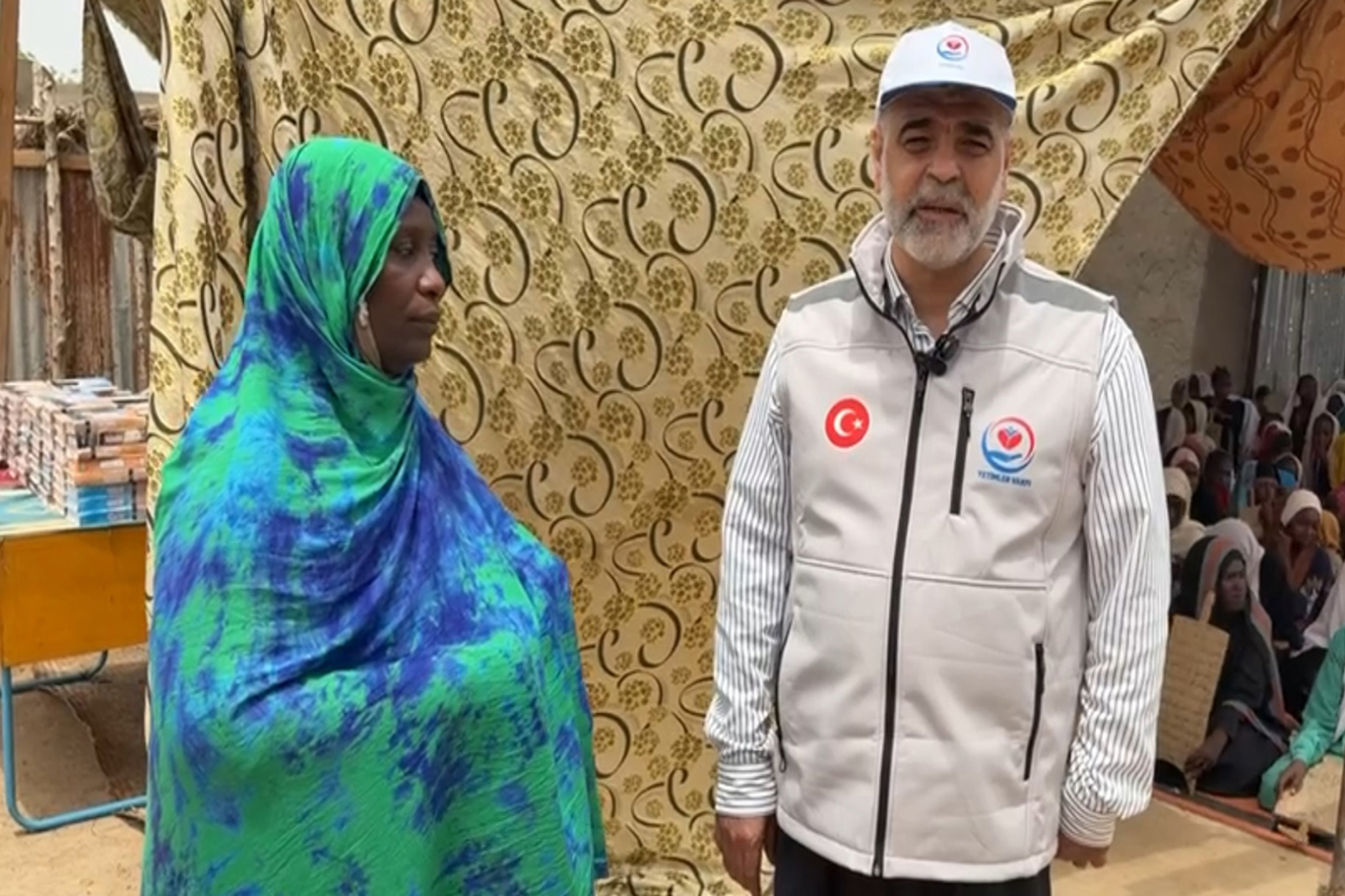 وەقفی یەتیمەکان لە وڵاتی چاد قورئانی کەریم بە سەر ٤٠٠ قوتابی مەدرەسە دابەش کرد