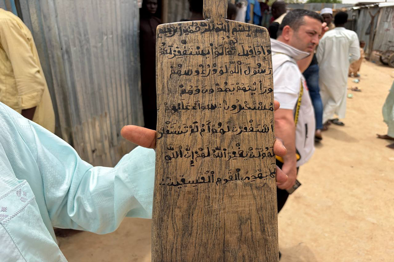 وەقفی یەتیمەکان لە وڵاتی چاد قورئانی کەریم بە سەر ٤٠٠ قوتابی مەدرەسە دابەش کرد