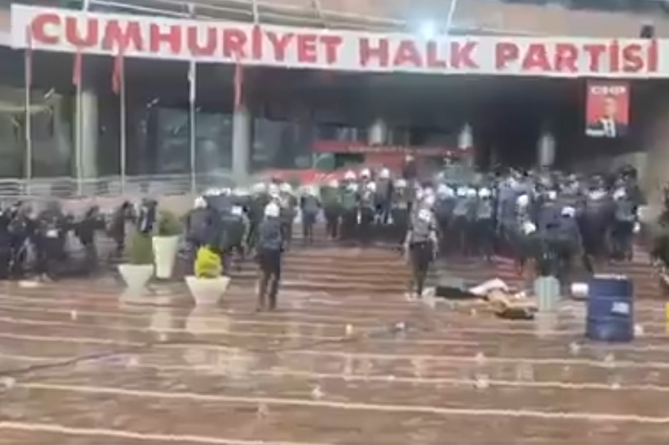 Riot police break into CHP headquarters to enforce court order - [İLKHA ...