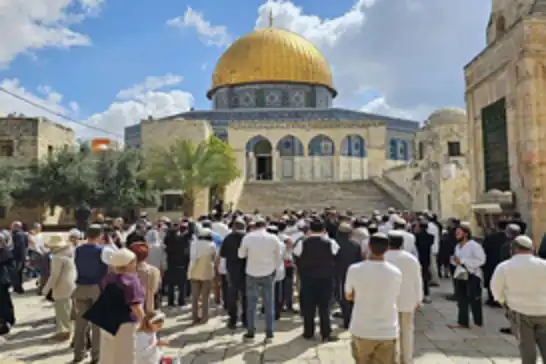 Extremist Israeli settlers desecrate Al-Aqsa Mosque under police protection