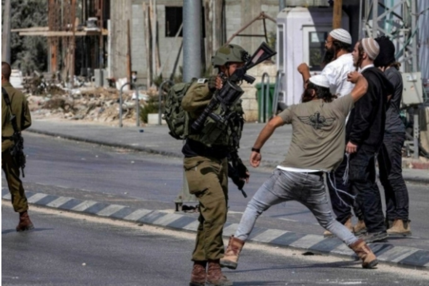 عصابات المستوطنين تدهس طالبة فلسطينية وتسرق الممتلكات في الضفة