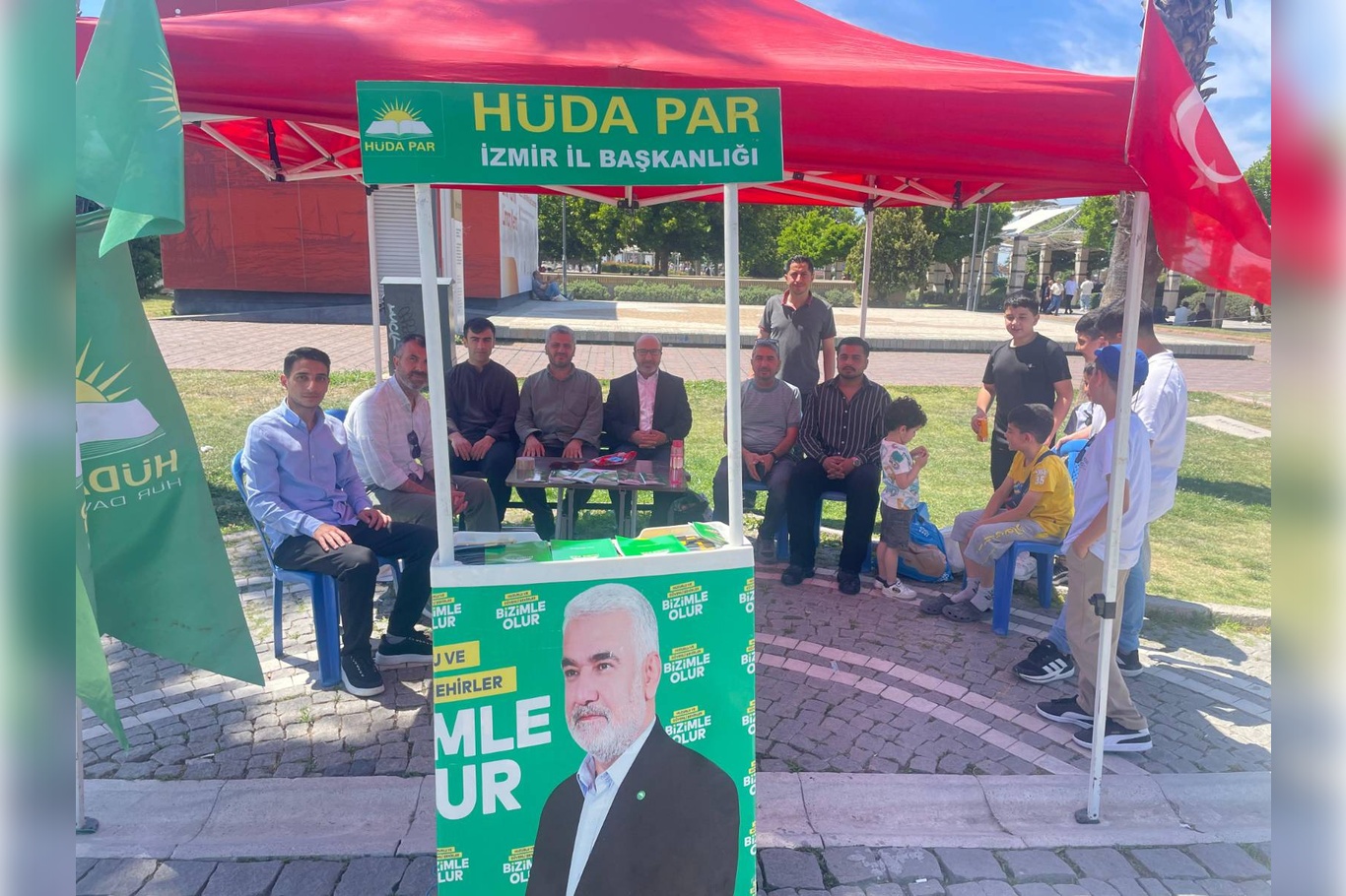 HÜDA PAR İzmir Gençlik Kolları'ndan madde bağımlılığına karşı farkındalık standı