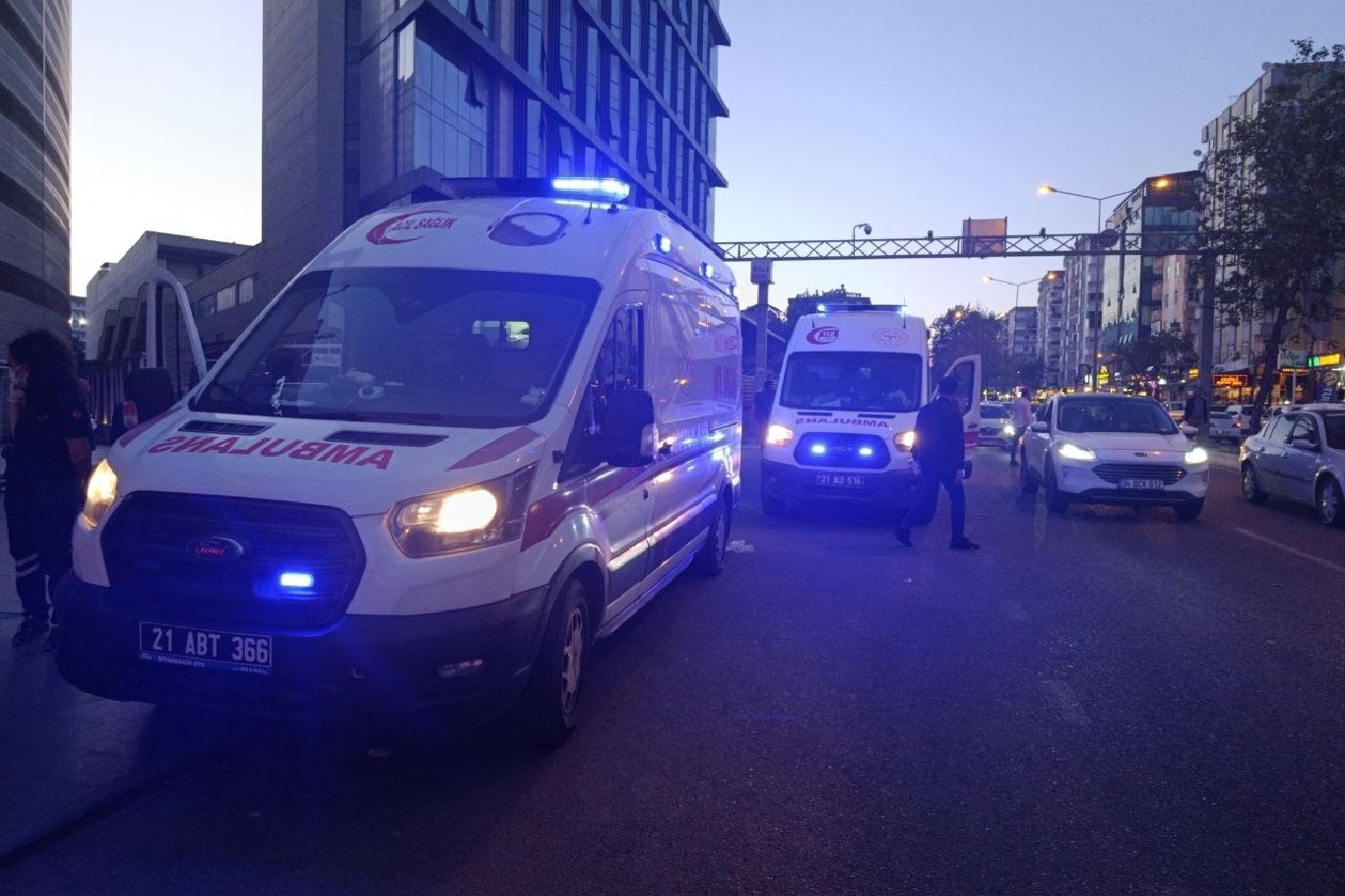 Diyarbakır'da otel inşaatında yangın: 6 kişi dumandan etkilendi