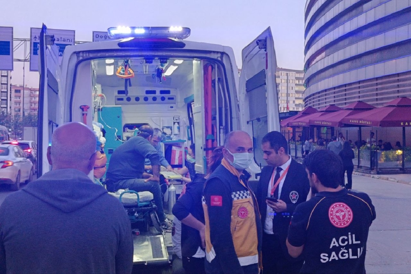 Diyarbakır'da otel inşaatında yangın: 6 kişi dumandan etkilendi