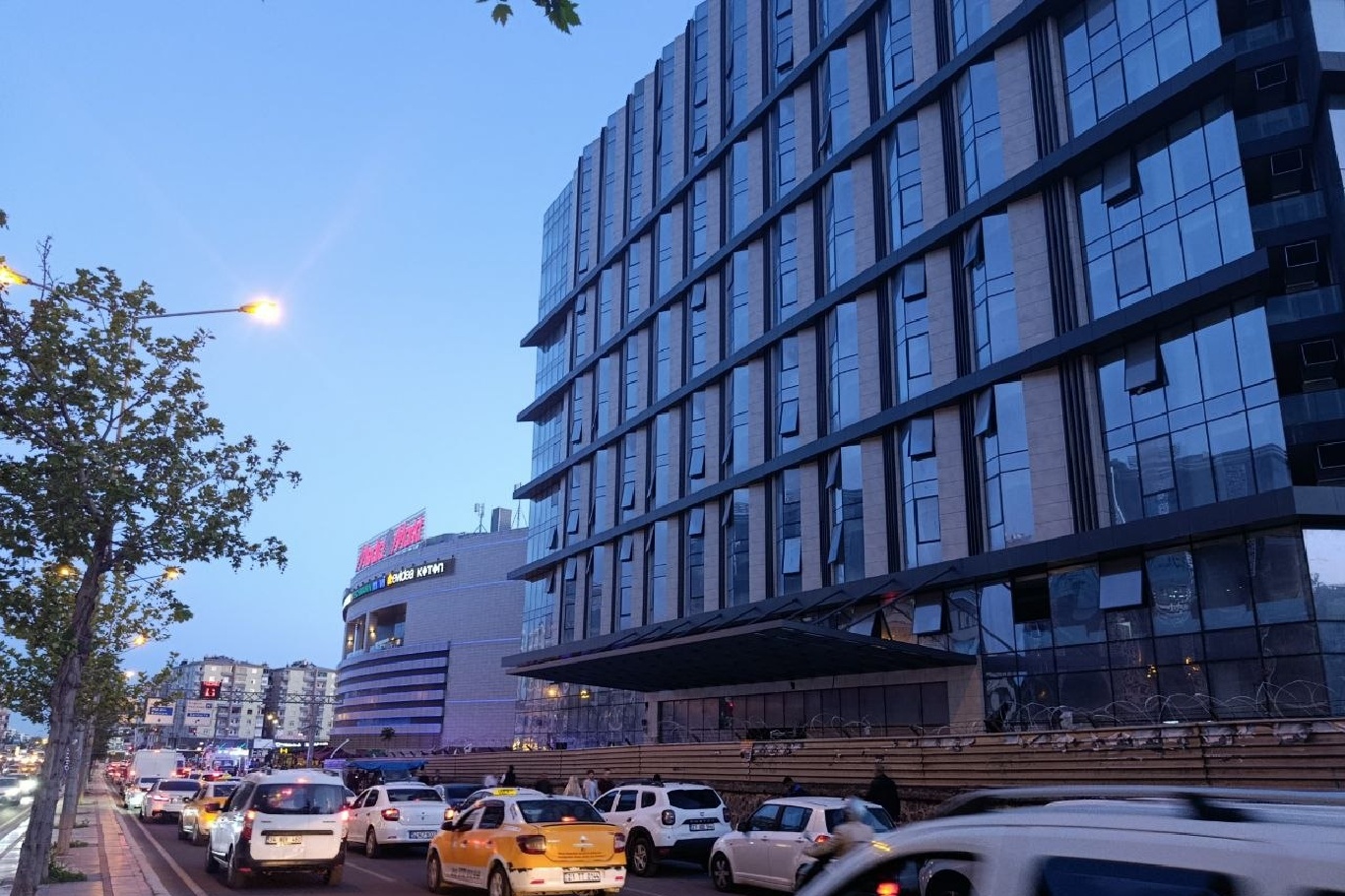 Diyarbakır'da otel inşaatında yangın: 6 kişi dumandan etkilendi