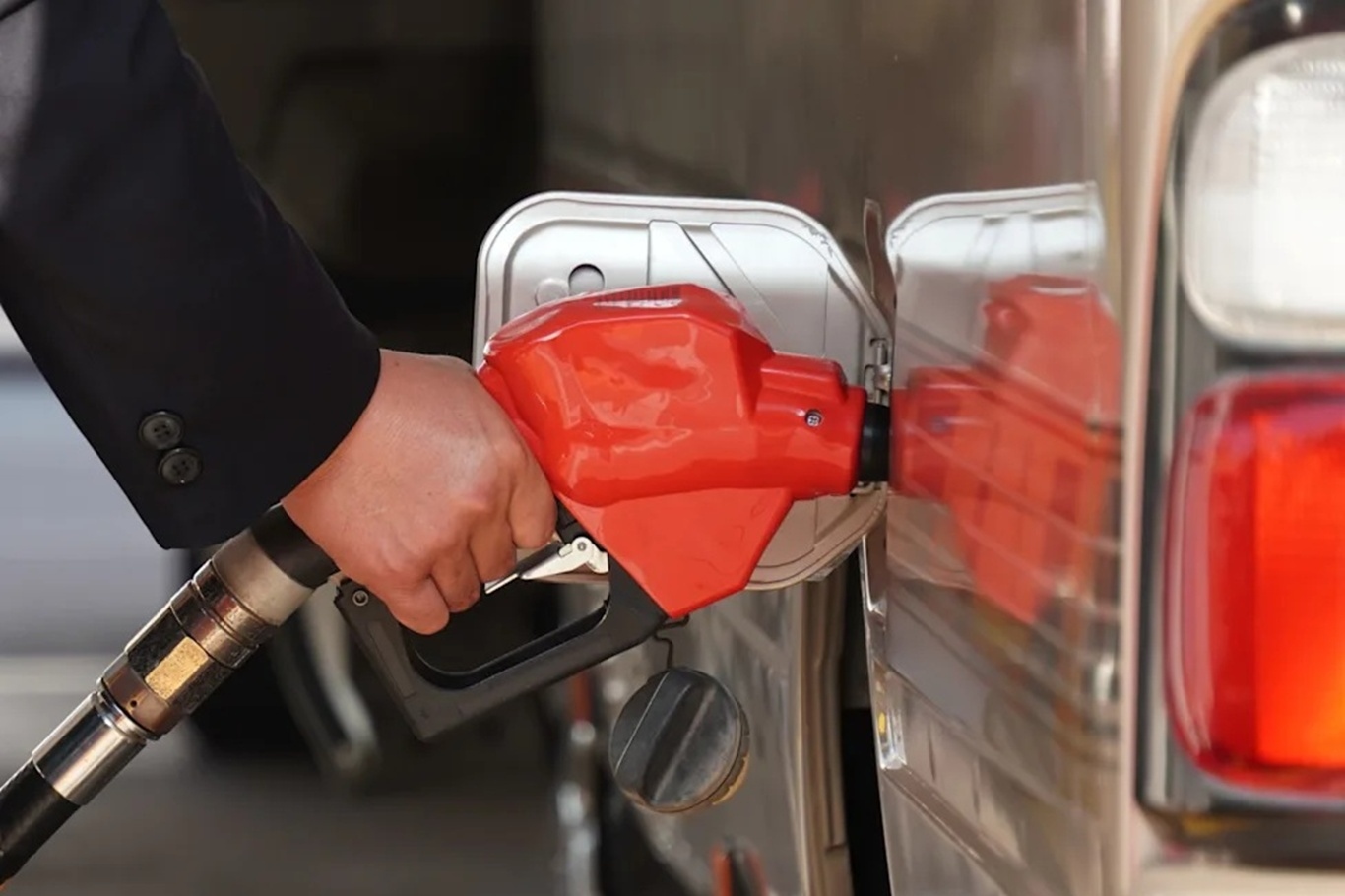 Oil prices surge more than 5% as Gulf tensions raise supply disruption ...