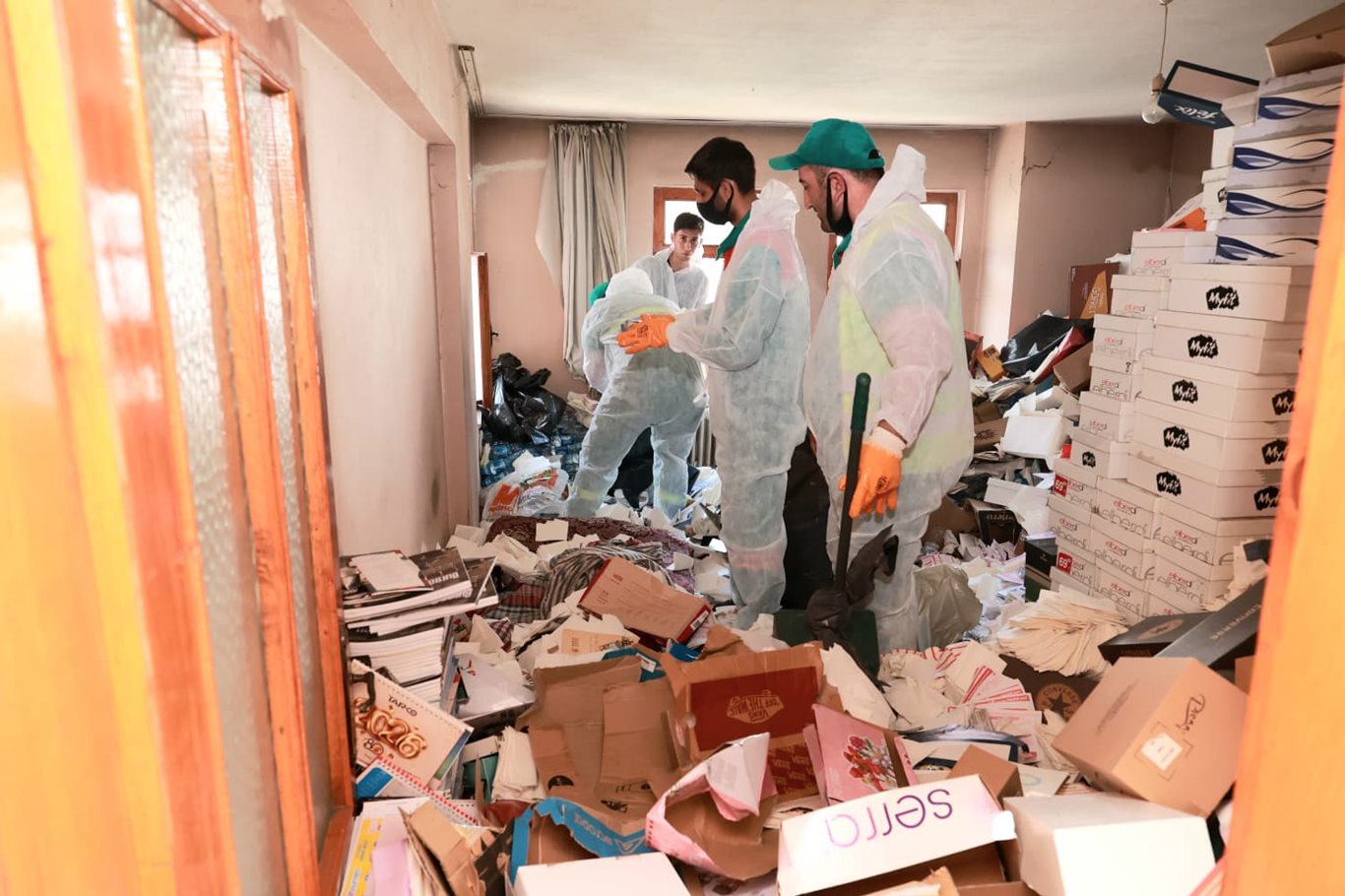 Bursa'da yıllardır temizlenmeyen evde 20 ton çöp çıktı