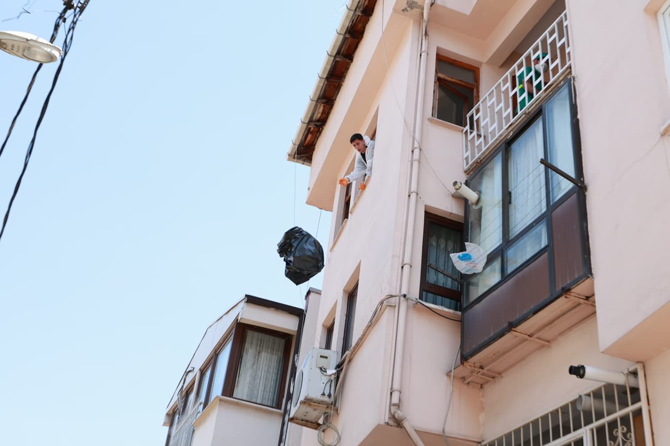 Bursa'da yıllardır temizlenmeyen evde 20 ton çöp çıktı
