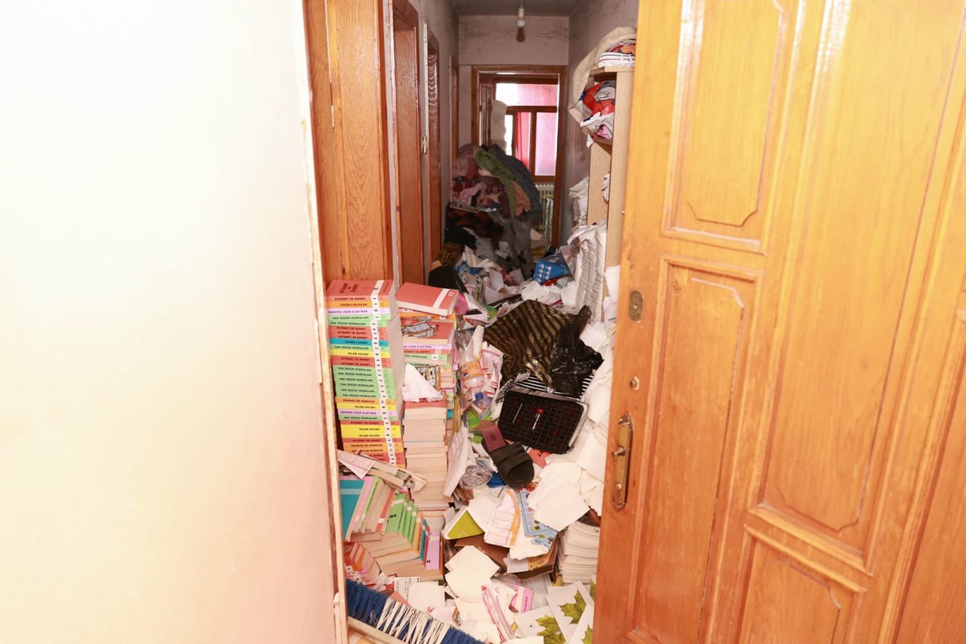 Bursa'da yıllardır temizlenmeyen evde 20 ton çöp çıktı