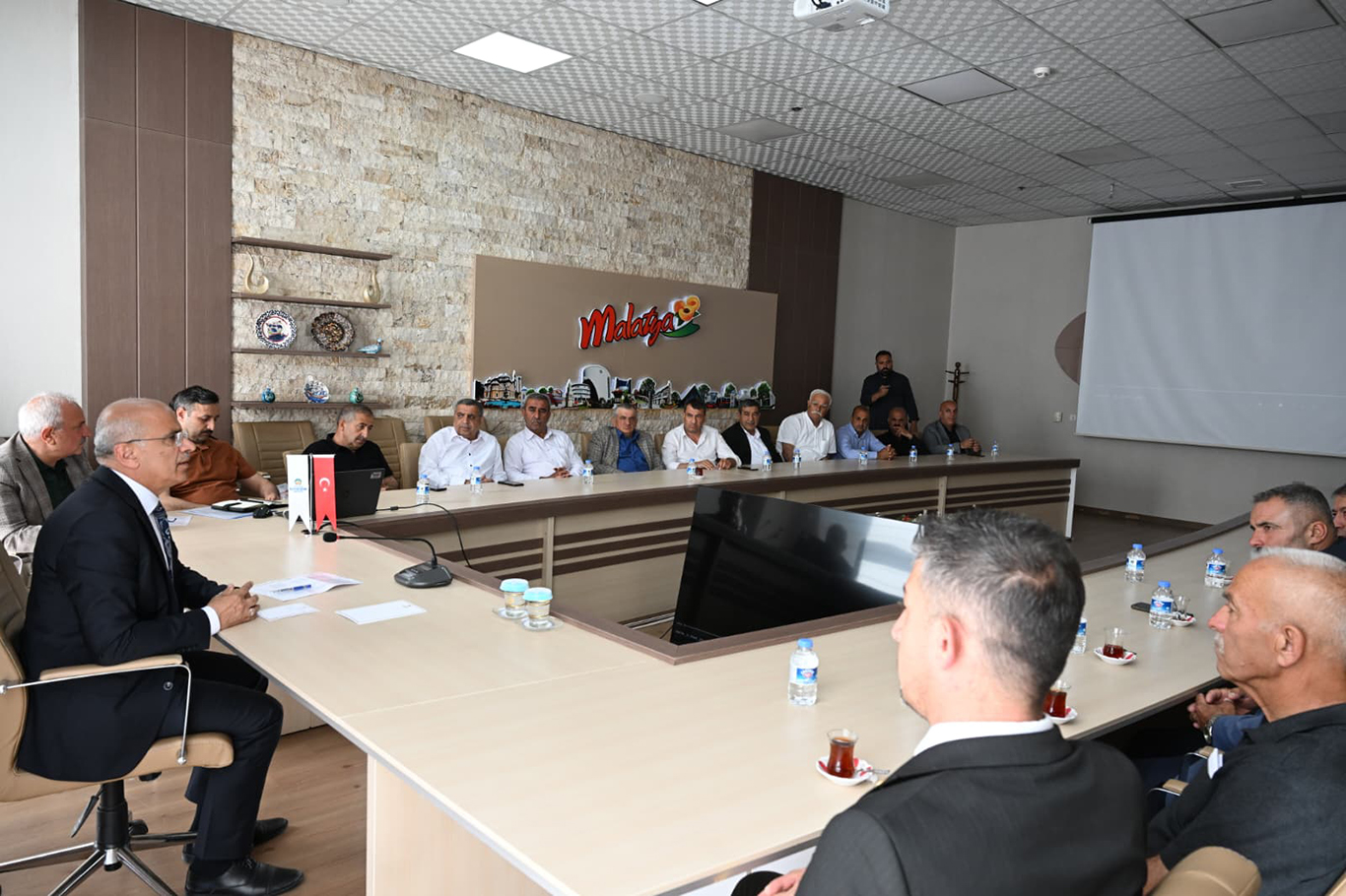 Büyükşehir Belediye Başkanı Er, muhtarların taleplerini dinledi 