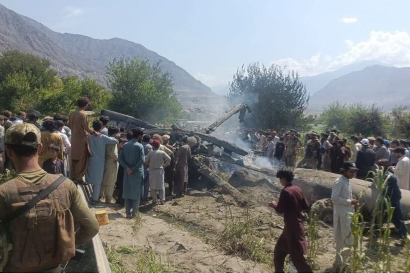 Pakistan'da askeri helikopter düştü: Kurtulan olmadı