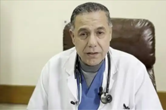 صورة من قاعة المحكمة تظهر تدهور الحالة الجسدية للدكتور حسام أبو صفية