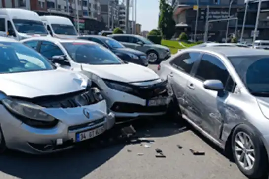 Batman'da 3 otomobil çarpıştı