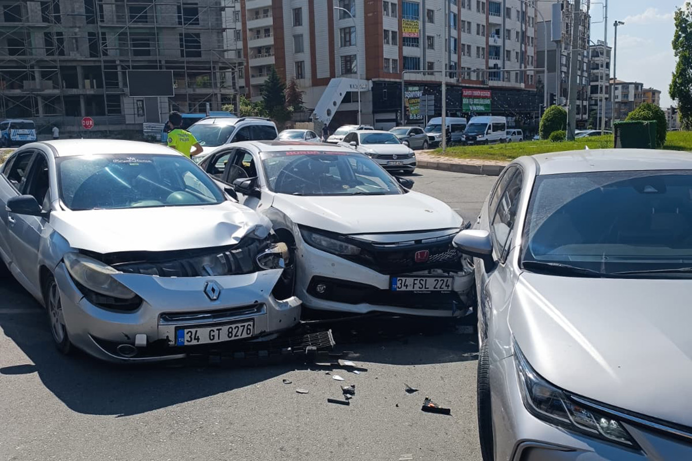 Batman'da 3 otomobil çarpıştı