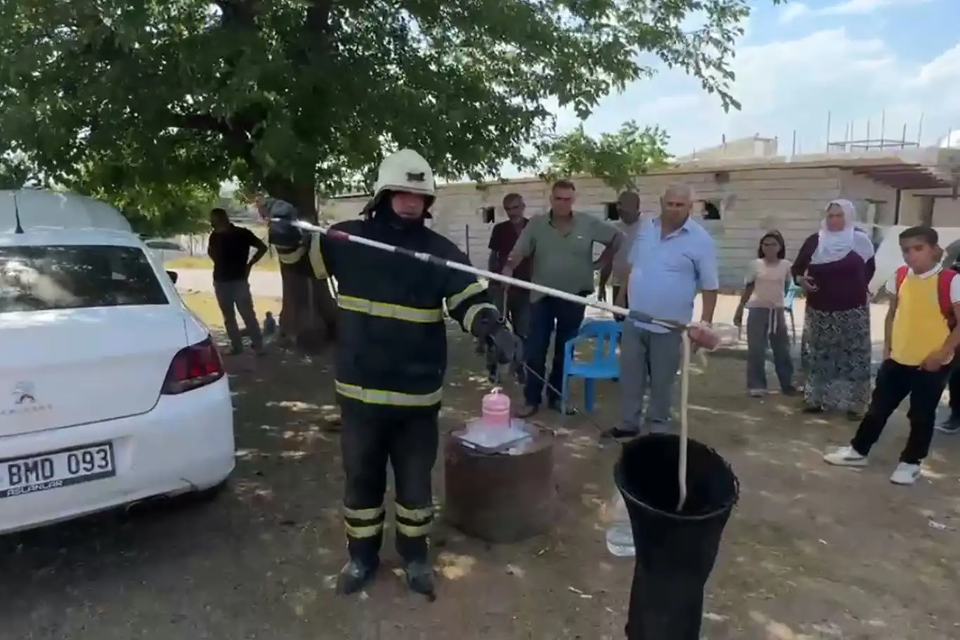 Araç motoruna sıkışan yılan kurtarılarak doğaya salındı