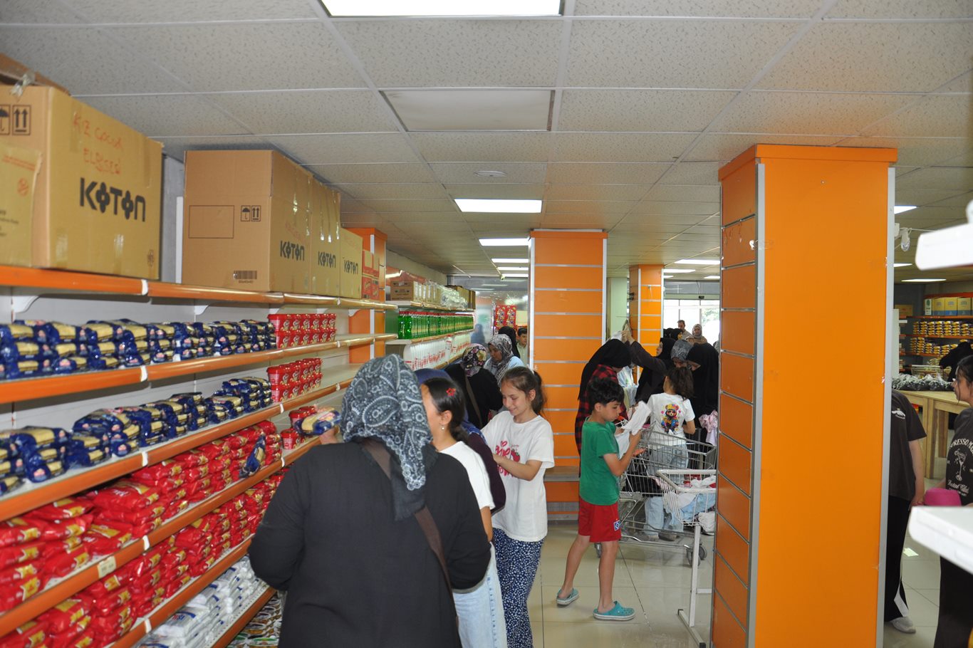 Bursa Umut Kervanı sosyal marketiyle yüzlerce ailenin ihtiyacını karşıladı