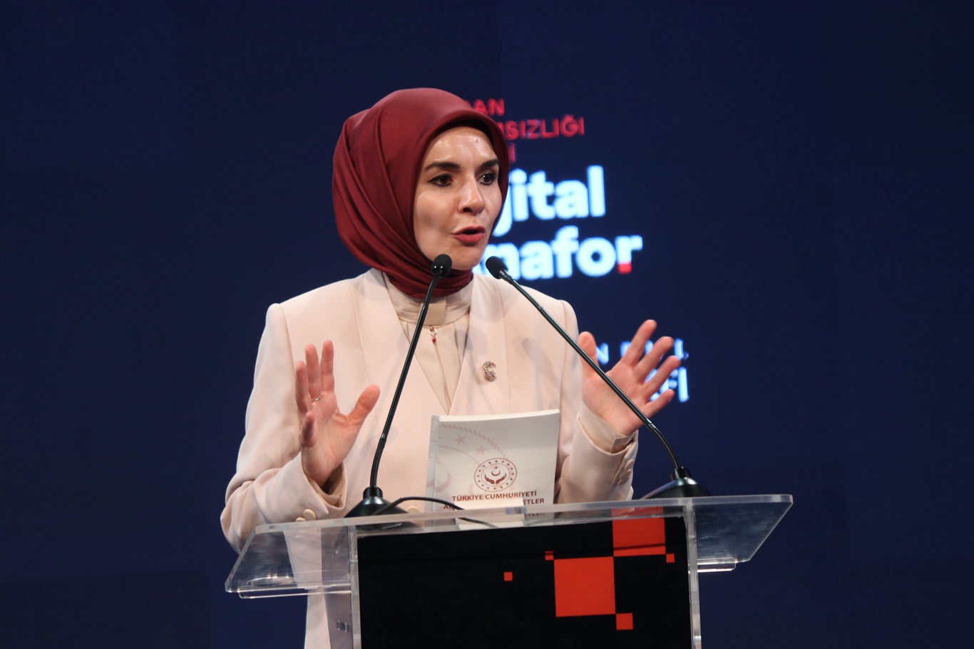 Bakan Göktaş: Esas mesele, teknolojiyi reddetmek değil fertlerin ve ailenin duygularını koruyabilmektir